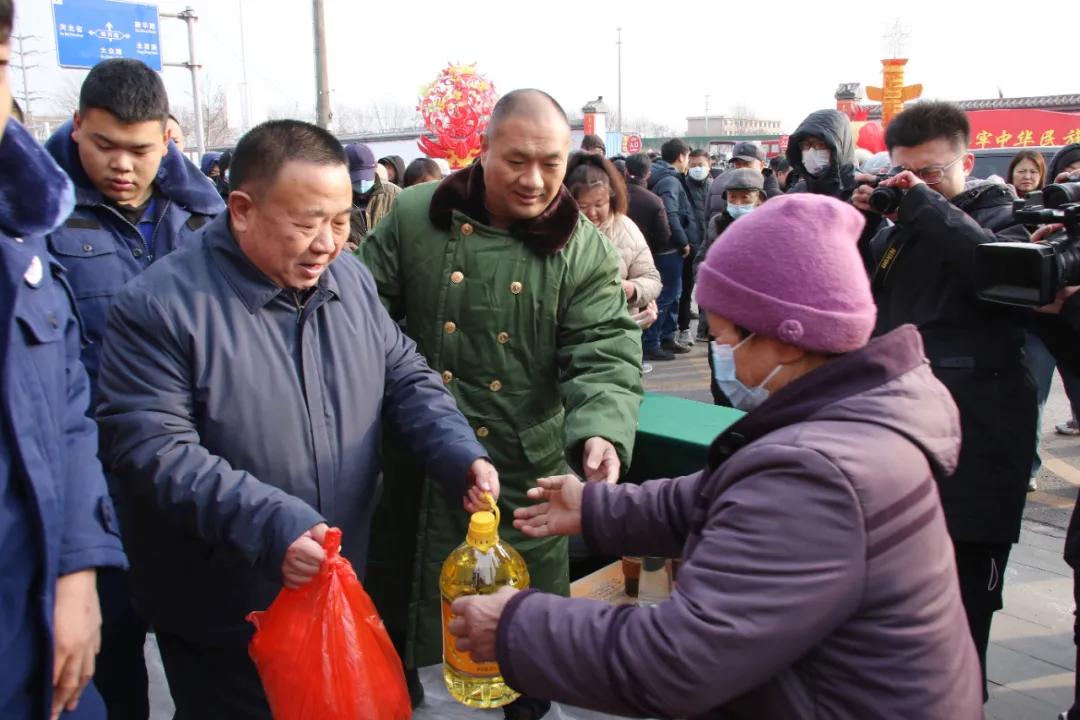 Sanhe Textile Group Held A Ceremony to Distribute the 2024 Chinese New Year Consolation Goods